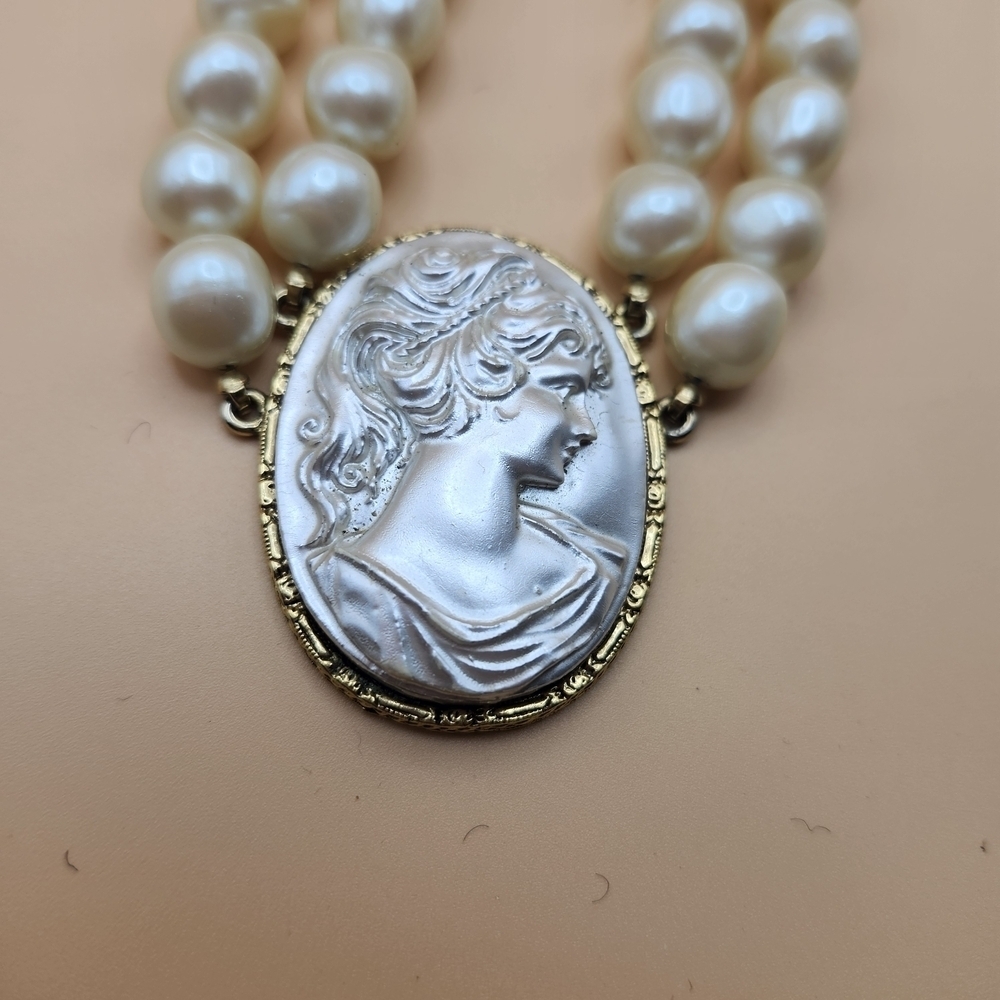 vintage Elegant Pearl Cameo Necklace 21" long - Picture 3 of 3